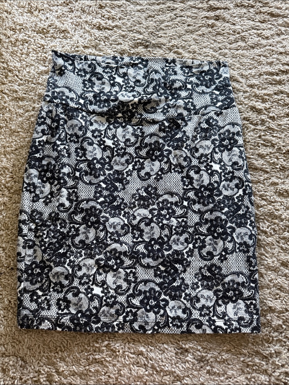 Black and White Floral Lace-Print Pencil Skirt